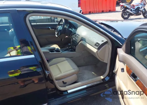 2009 Mercedes-Benz C 300 z USA, uszkodzony, nr VIN WDDGF81XX9R064181